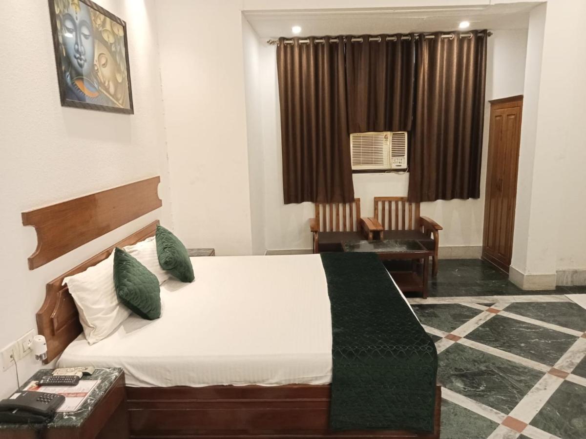 Ananda Krishna Van Vrindāvan Buitenkant foto