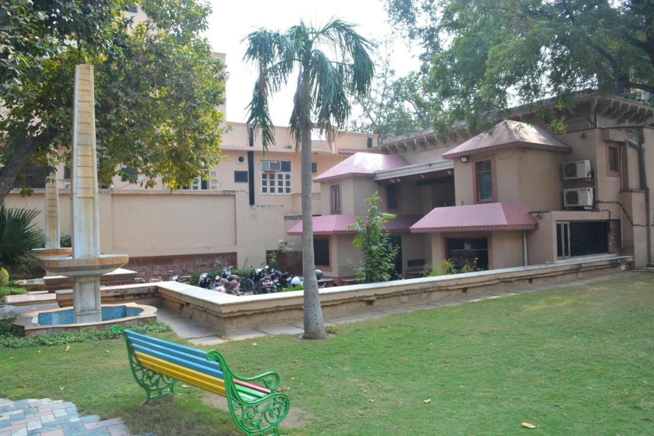 Ananda Krishna Van Vrindāvan Buitenkant foto