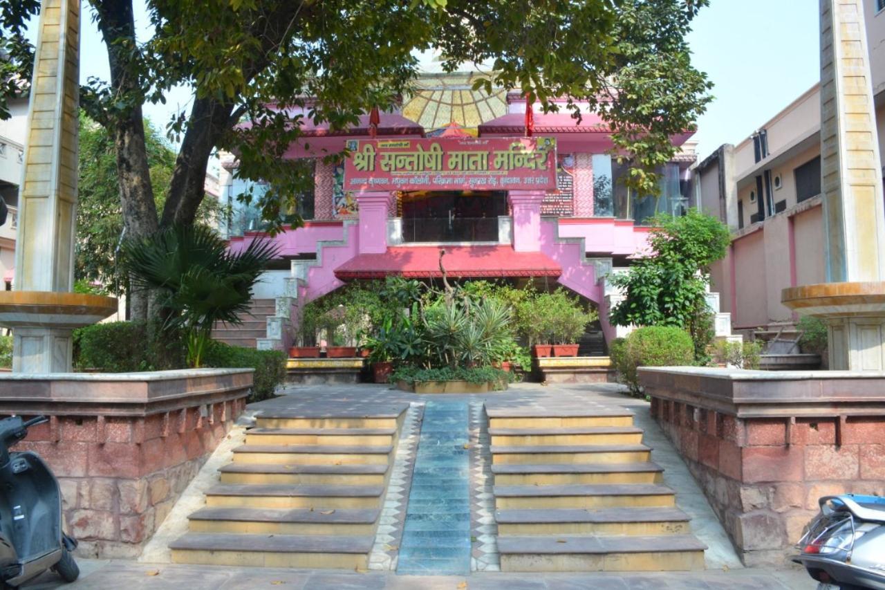 Ananda Krishna Van Vrindāvan Buitenkant foto