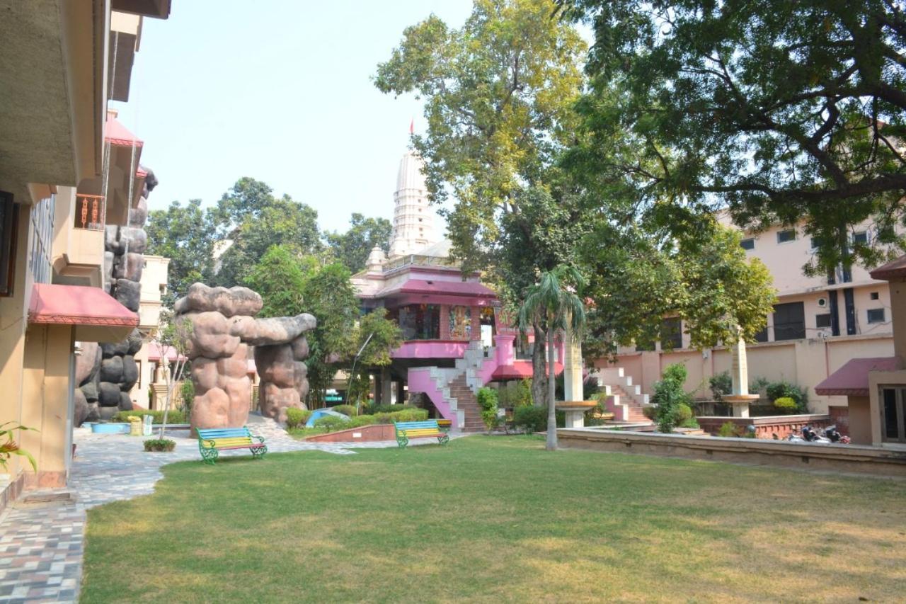 Ananda Krishna Van Vrindāvan Buitenkant foto
