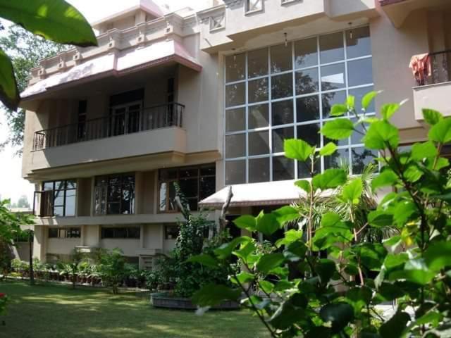 Ananda Krishna Van Vrindāvan Buitenkant foto